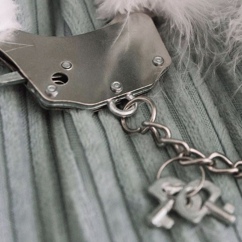 Наручники металеві Adrien Lastic Handcuffs Black з чорної пухнастою обробкою