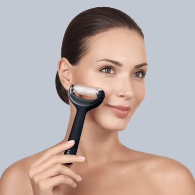 Електронний ролер для обличчя та тіла з мікроголками GESKE MicroNeedle Face&Body Roller black