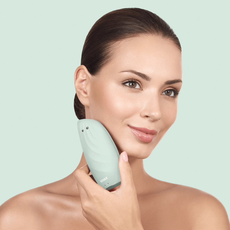 Очищувальна щітка для обличчя GESKE Sonic Thermo Facial Brush&Face-Lifter green