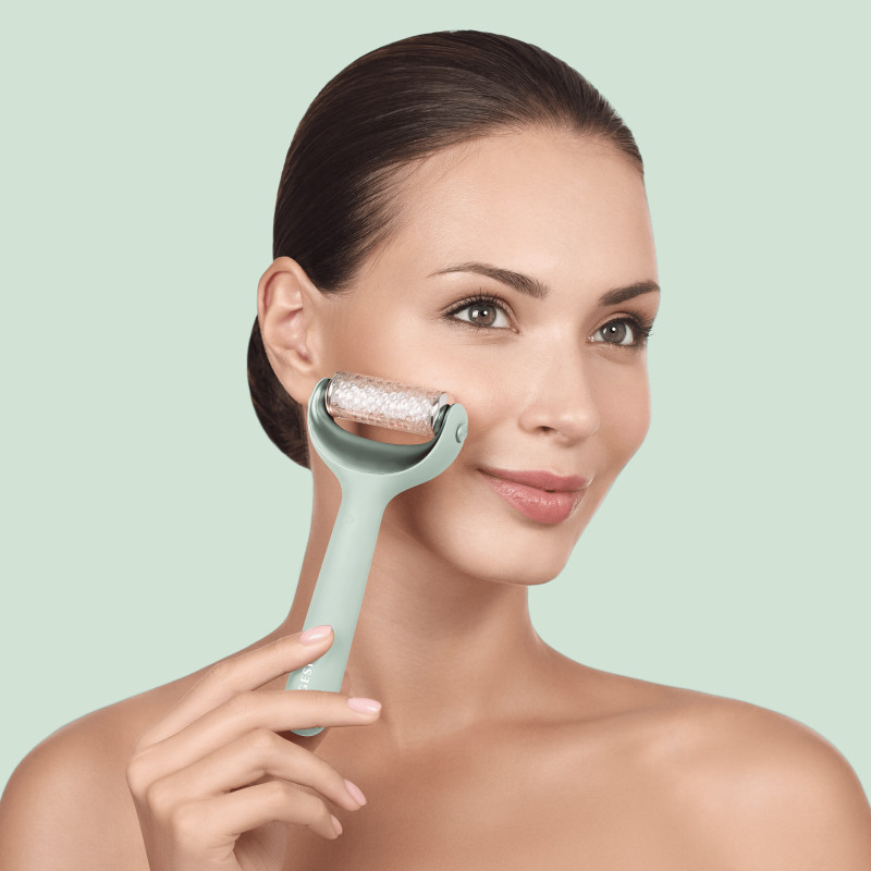 Електронний ролер для обличчя та тіла з мікроголками GESKE MicroNeedle Face&Body Roller 8 в 1 green
