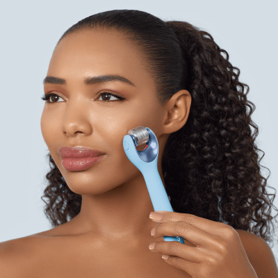 Електронний ролер для обличчя з мікроголками GESKE MicroNeedle Face Roller aquamarine