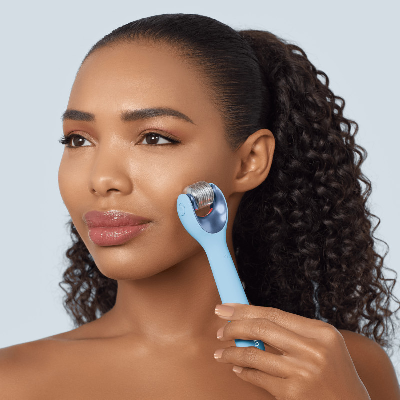Електронний ролер для обличчя з мікроголками GESKE MicroNeedle Face Roller aquamarine